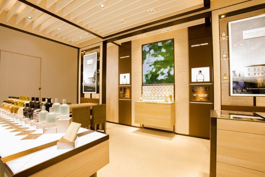 INTERACTIVE-DISPLAY-CUSTOMER-EXPERIENCE-SHOPPER-BOTTEGAVENETA-DIGITALISATION-MAGASIN-CONNECTE-INTERACTIF-MOBILIER-COMMERCIAL-EXPERIENCE-CLIENT